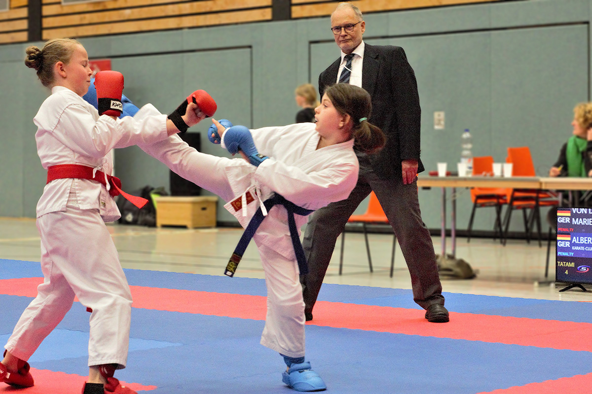 Emilia (r) gewinnt drei Medaillen bei Starter-Cup